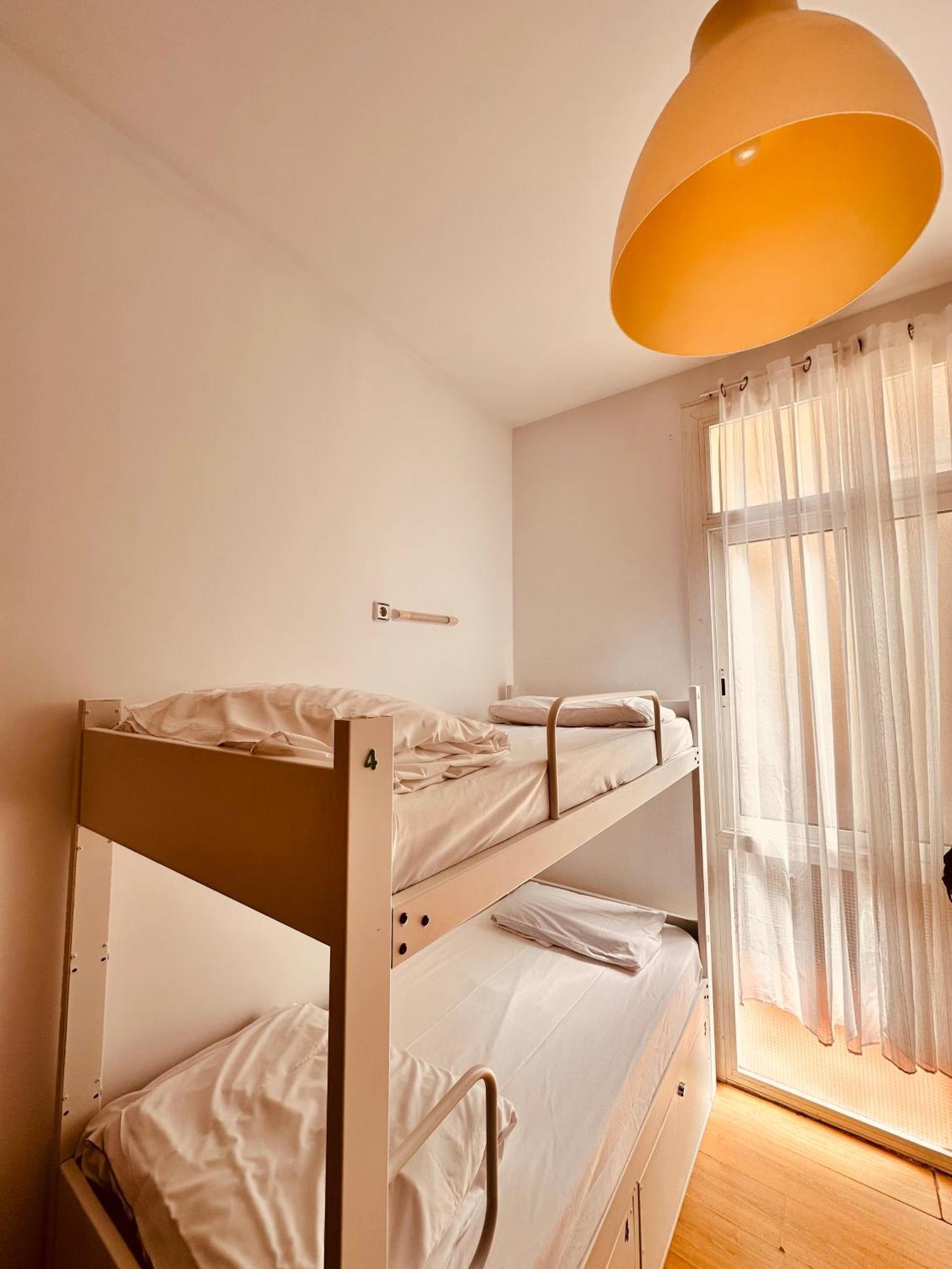 Mediterranean Hostel Барселона Экстерьер фото