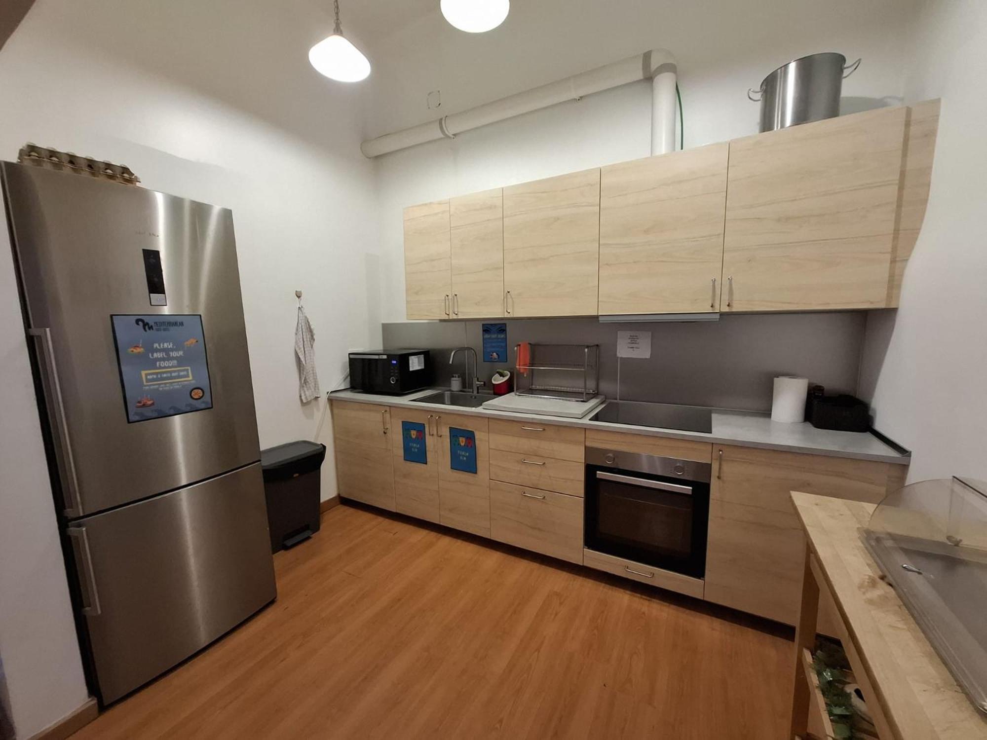 Mediterranean Hostel Барселона Экстерьер фото