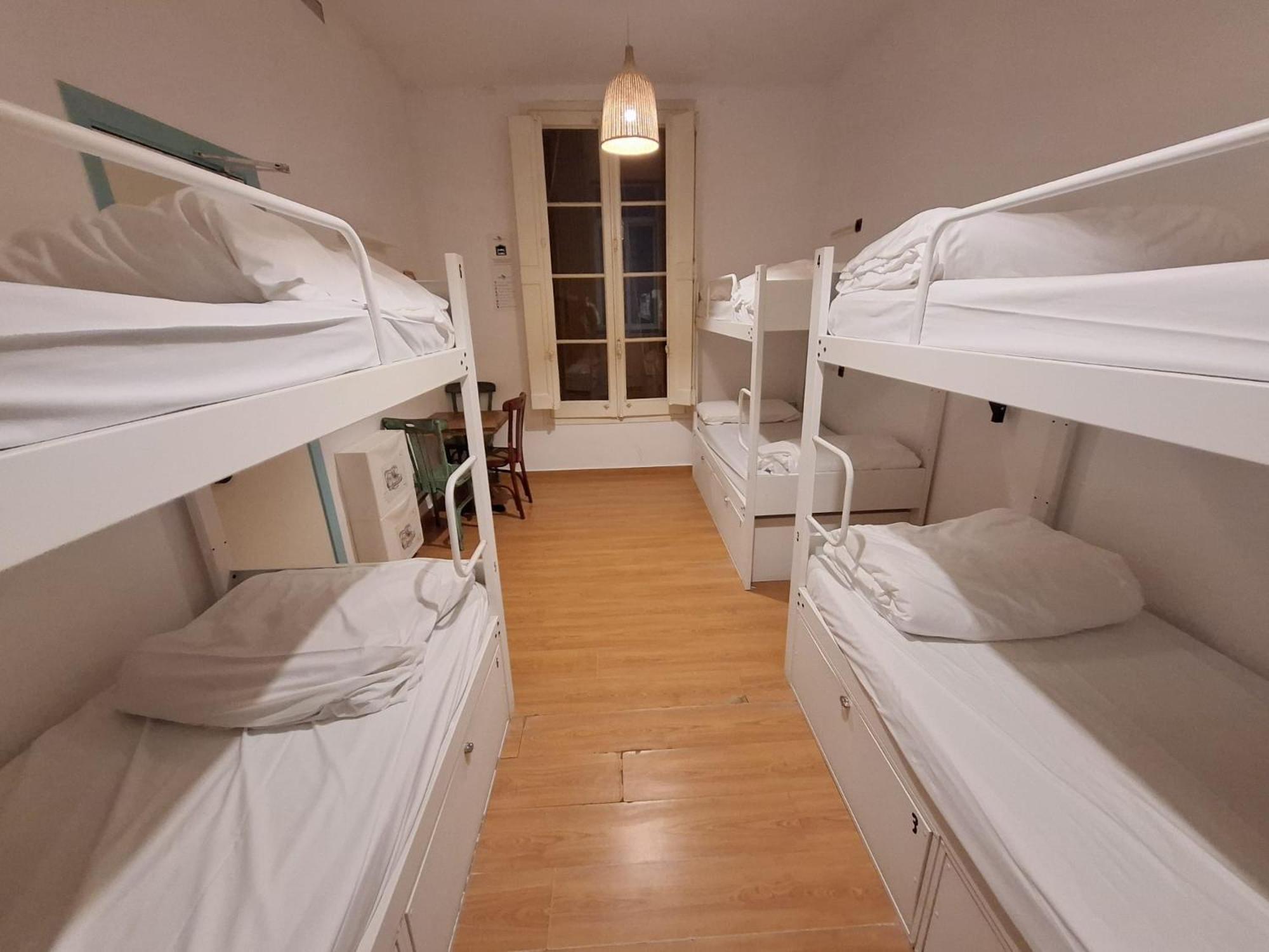 Mediterranean Hostel Барселона Экстерьер фото
