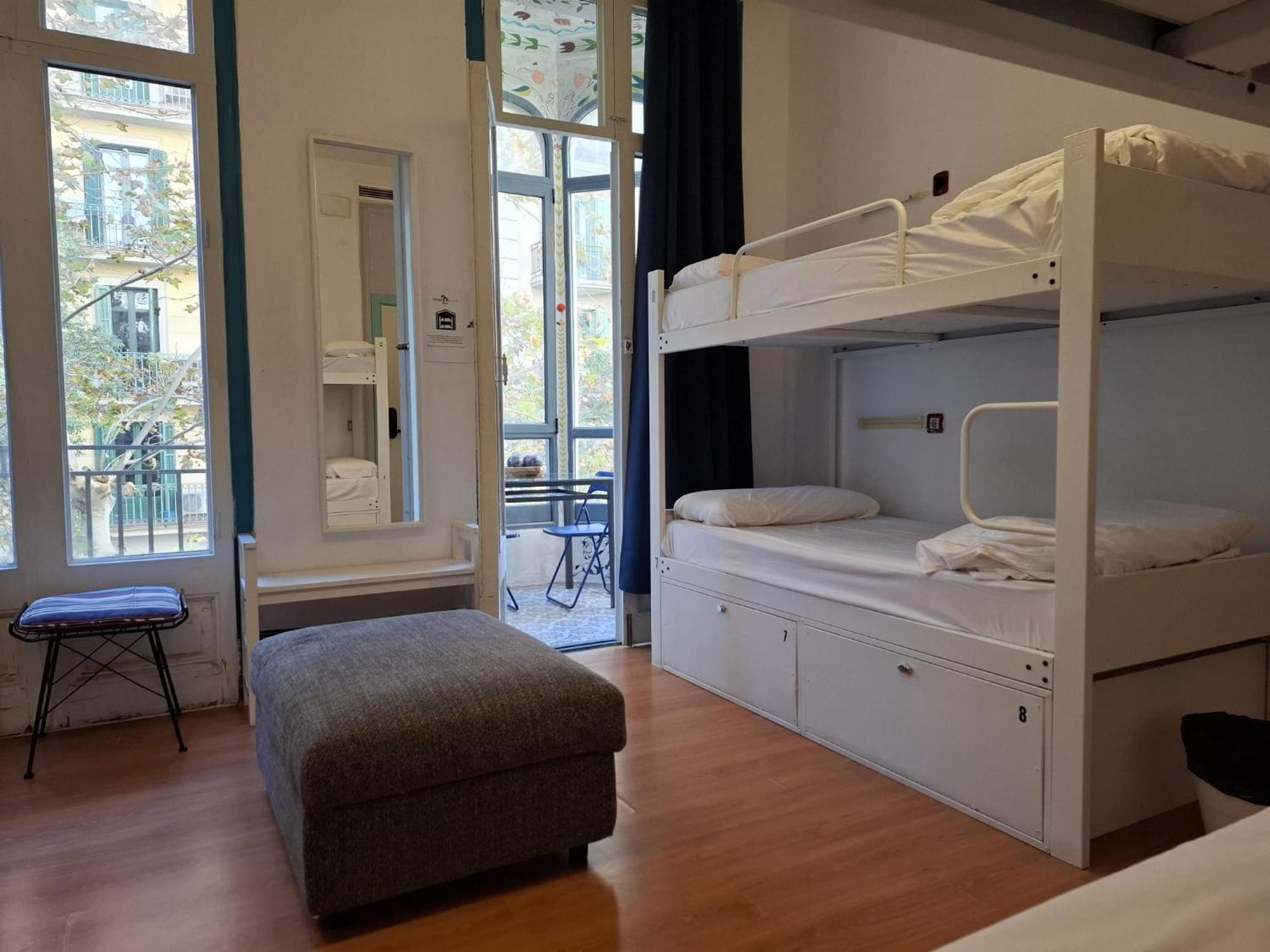 Mediterranean Hostel Барселона Экстерьер фото