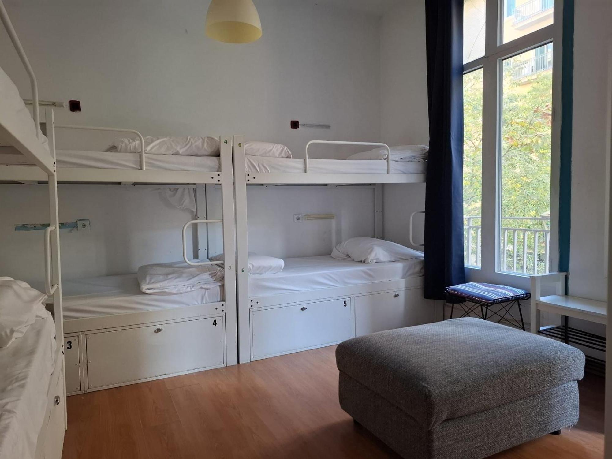 Mediterranean Hostel Барселона Экстерьер фото