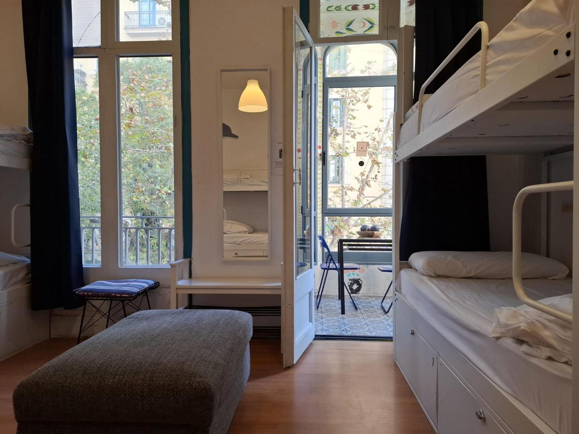Mediterranean Hostel Барселона Экстерьер фото