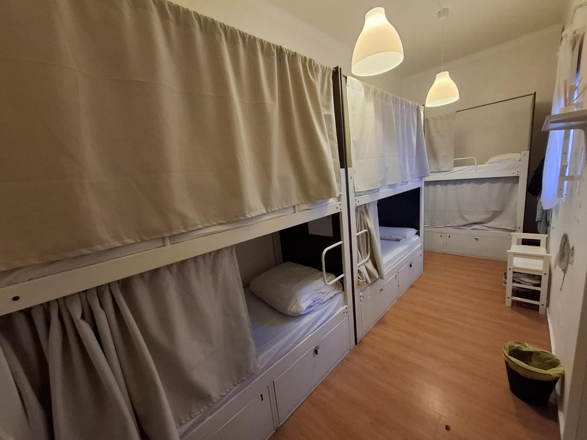 Mediterranean Hostel Барселона Экстерьер фото