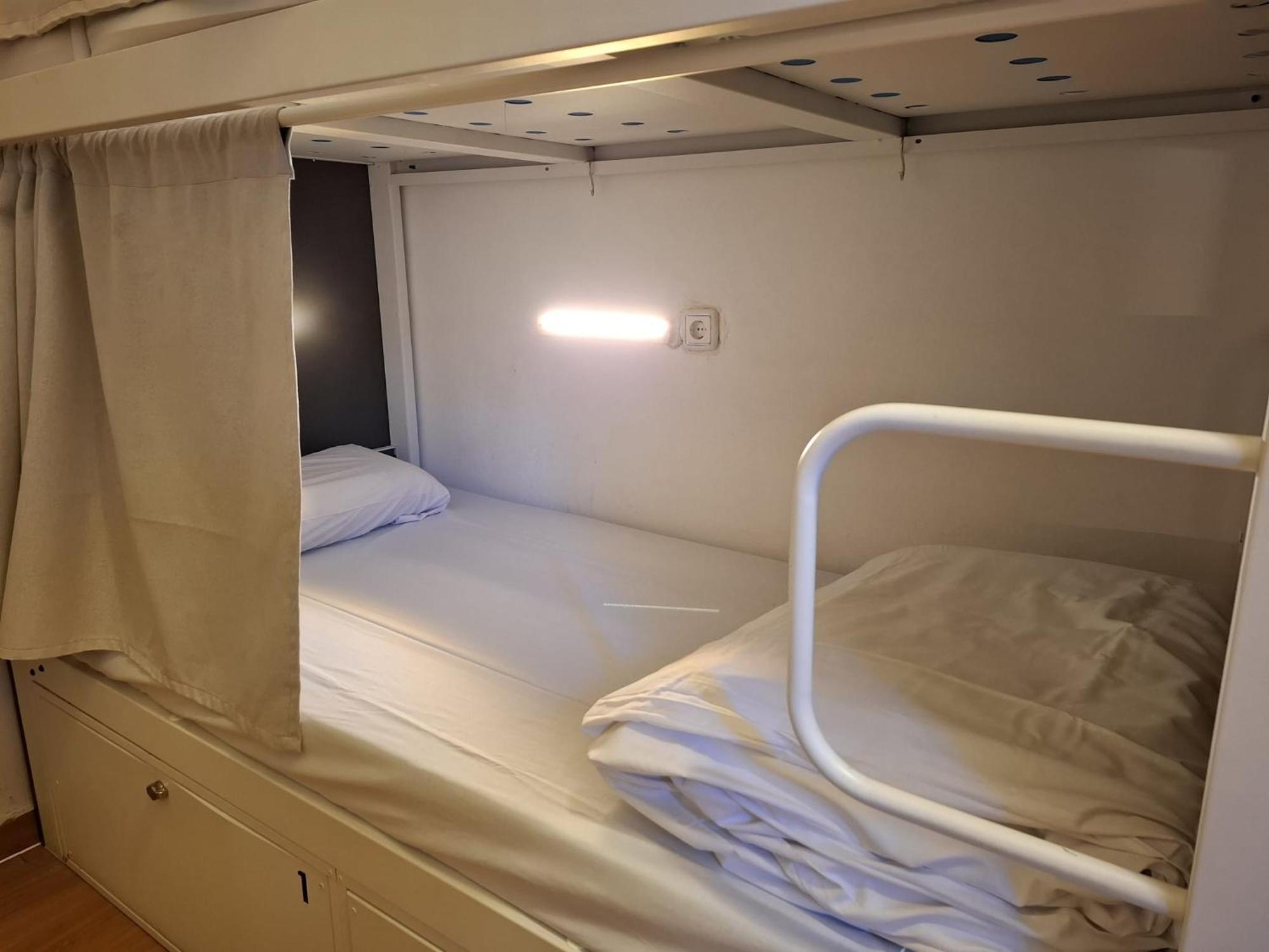 Mediterranean Hostel Барселона Экстерьер фото